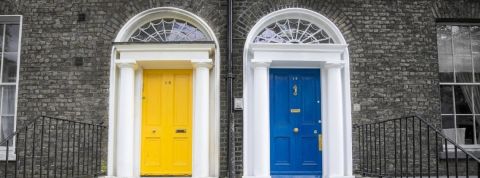 Les tendances qui feront 2021 et celles qui vont rester en 2020 Deux portes de maison, une jaune et une bleue