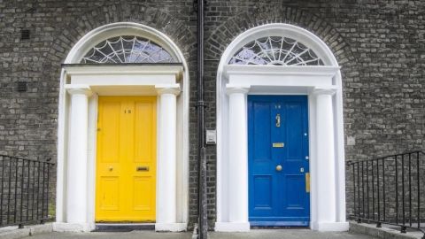 Deux portes de maison, une jaune et une bleue