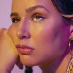 La chanteuse Koline, pensive