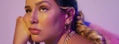 Quelles sont les tendances musicales du moment ? La chanteuse Koline, pensive