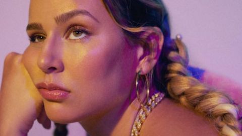 La chanteuse Koline, pensive