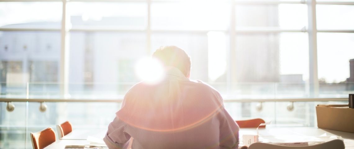 Comment placer la stratégie au cœur de vos actions de communication ? Un salarié soleil dans le dos