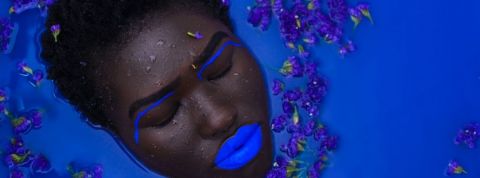 Lips, le nouveau réseau social anti-trolling Une femme avec des lèvres bleues dans une baignoire remplie de liquide bleu