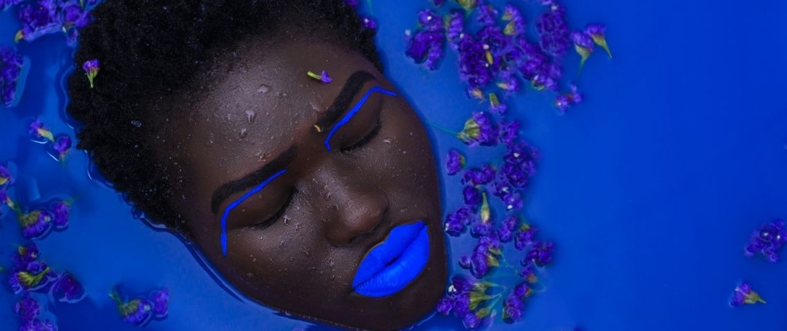 Lips, le nouveau réseau social anti-trolling Une femme avec des lèvres bleues dans une baignoire remplie de liquide bleu