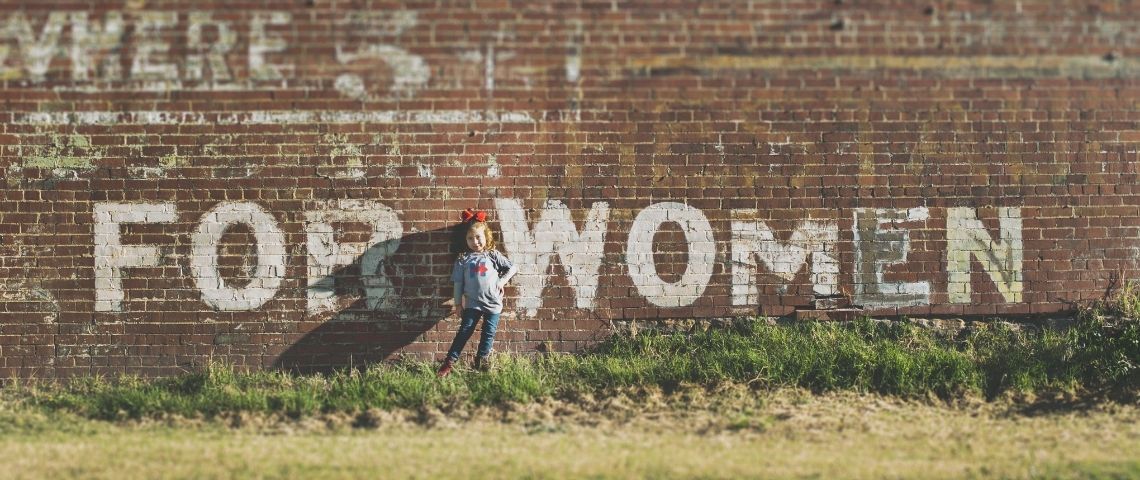 Mars lance #HereToBeHeard, une nouvelle campagne mondiale de crowdsourcing pour promouvoir l’égalité hommes-femmes Petite fille devant un mur de briques rouges sur lequel est inscrit