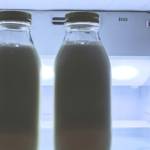 Deux bouteilles de lait dans un frigo