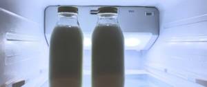Deux bouteilles de lait dans un frigo