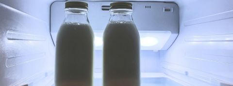 Le business des fluides corporels sur internet Deux bouteilles de lait dans un frigo