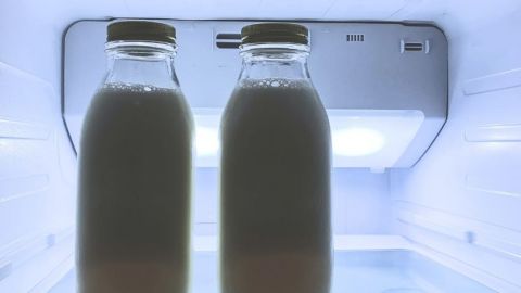Deux bouteilles de lait dans un frigo