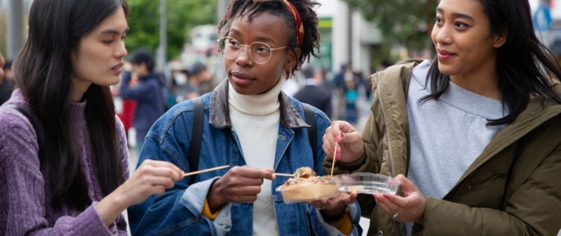 Ces produits en plastique à usage unique interdits en 2021 3 filles en train de manger un palt dans un emballage en plastique