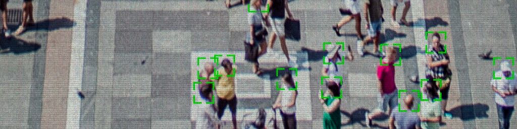 Vidéo d'une foule en extérieur avec système de reconnaissance faciale