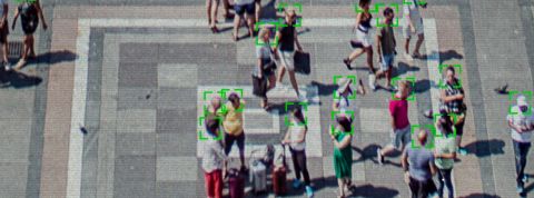 Des citoyens européens veulent faire interdire la surveillance de masse Vidéo d'une foule en extérieur avec système de reconnaissance faciale