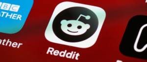 Le logo de Reddit sur fond rouge