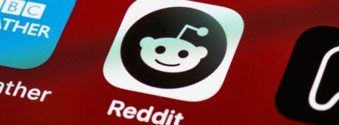 Les traders amateurs sur Reddit Le logo de Reddit sur fond rouge