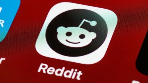 Le logo de Reddit sur fond rouge