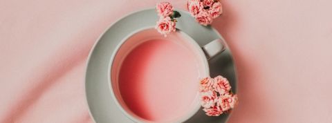 Le boom des boissons relaxantes Une tasse avec un liquide rose et des fleurs roses