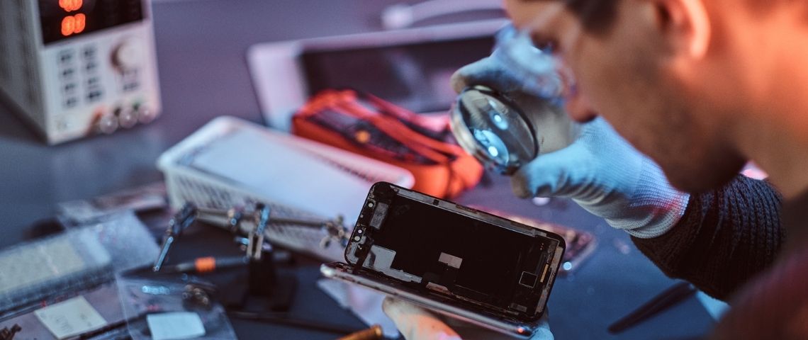 L’indice de réparabilité : un indicateur environnemental pour les produits électroniques et électriques Un homme répare un smartphone