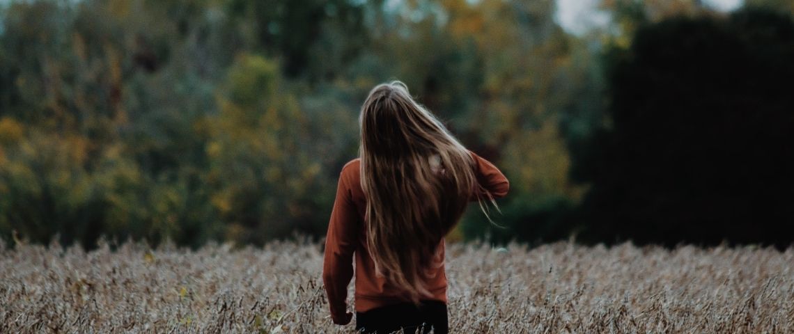 Comment intégrer la vidéo à sa stratégie de communication RSE ? Une femme dans un champ