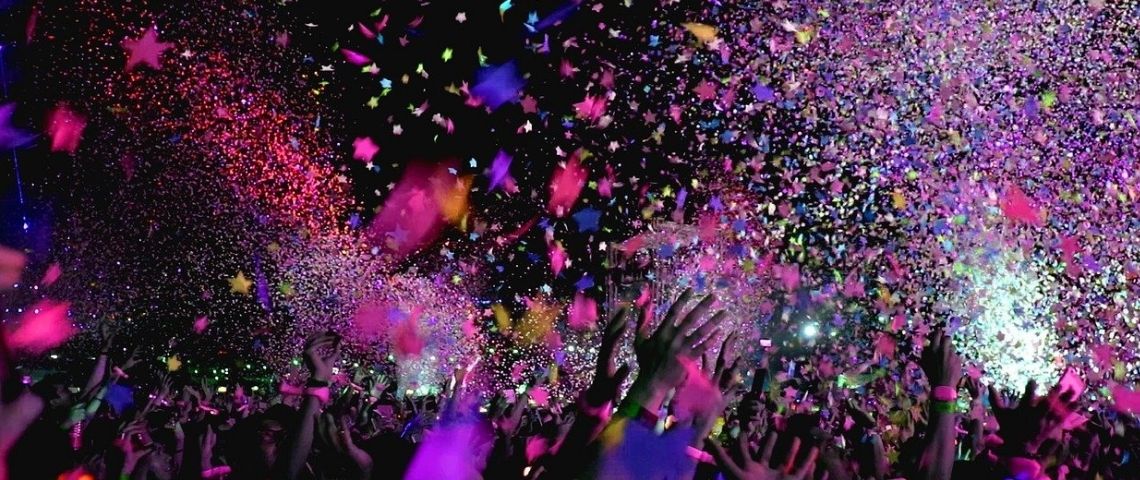 L’agence S2R Starbrand Engagée dans une démarche sociétale et régénérative connait une activité soutenue dans le cadre d’opérations et d’évènements d’influence Concert avec des personnes lançant des confettis