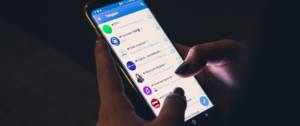 gros plan d'une femme utilisant Telegram sur son smartphone
