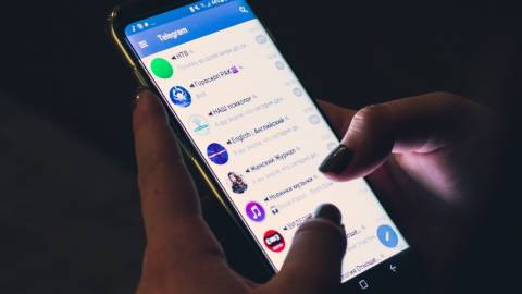 gros plan d'une femme utilisant Telegram sur son smartphone