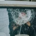 Une personne bloquée dans un véhicule avec la vitre cassée
