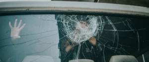 Une personne bloquée dans un véhicule avec la vitre cassée