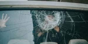 Une personne bloquée dans un véhicule avec la vitre cassée