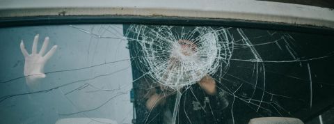 Témoignages : ils quittent Whatsapp Une personne bloquée dans un véhicule avec la vitre cassée