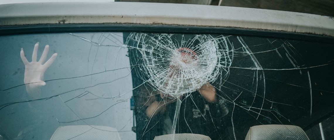 Témoignages : ils quittent Whatsapp Une personne bloquée dans un véhicule avec la vitre cassée