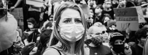Petite histoire du mouvement antivax Une masque avec un masque chirurgical