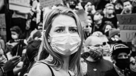 Une masque avec un masque chirurgical