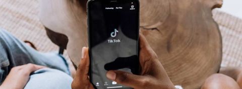 Découvrez les secrets de TikTok Une personne utilisant l'application TikTok sur son smartphone