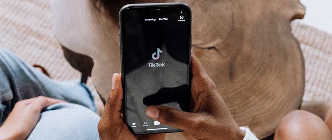 Découvrez les secrets de TikTok Une personne utilisant l'application TikTok sur son smartphone