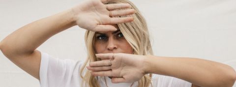 Quelles relations et opportunités entre marques et sous-cultures ? Femme, jeune, blonde, visage, caché, cachée