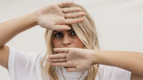 Femme, jeune, blonde, visage, caché, cachée