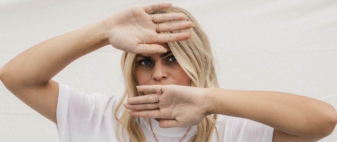 Quelles relations et opportunités entre marques et sous-cultures ? Femme, jeune, blonde, visage, caché, cachée