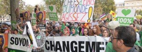Pourquoi faut-il changer les mots pour parler du climat ? Une manifestation en faveur du climat à Paris