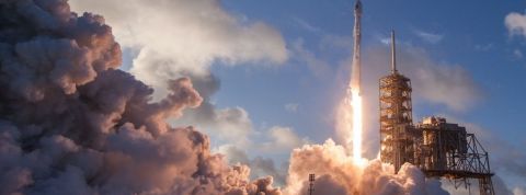 Décollage d'une fusée sur la rampe de lancement Space X Fusée, Space X, décollage, Rocket, espace