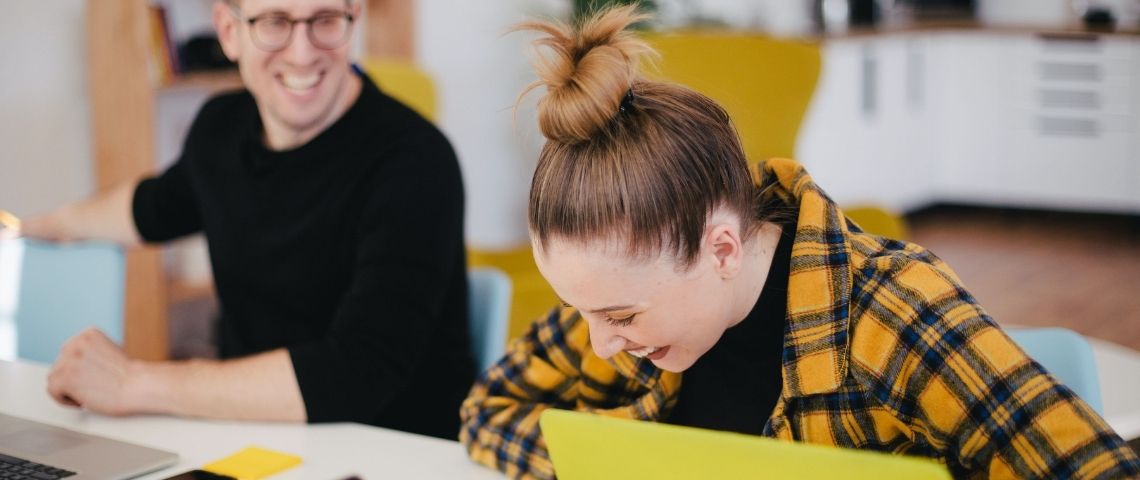 Managers, comment créer un environnement motivant et sécurisant pour vos équipes ? Deux collaborateurs