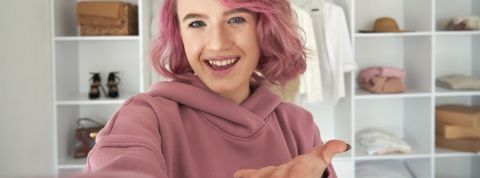 Et maintenant, TikTok se met au shopping Une adolescente avec les cheveux roses en train de faire du live shopping