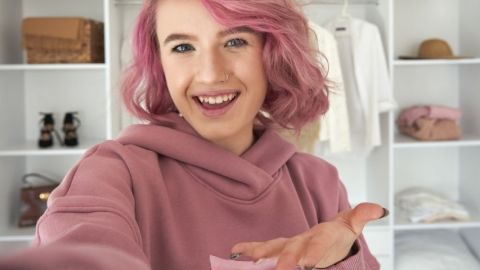 Et maintenant, TikTok se met au shopping Une adolescente avec les cheveux roses en train de faire du live shopping