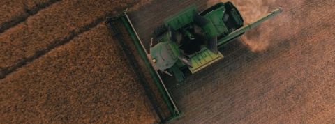 Xavier Niel ouvre une école d'agriculture Une moissonneuse dans un champs