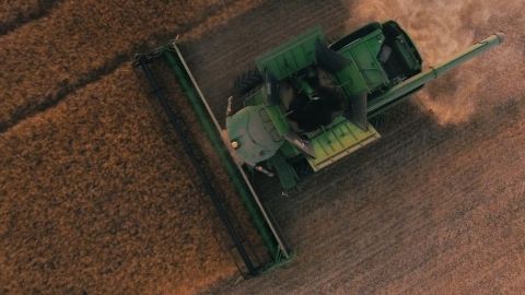 Une moissonneuse dans un champs