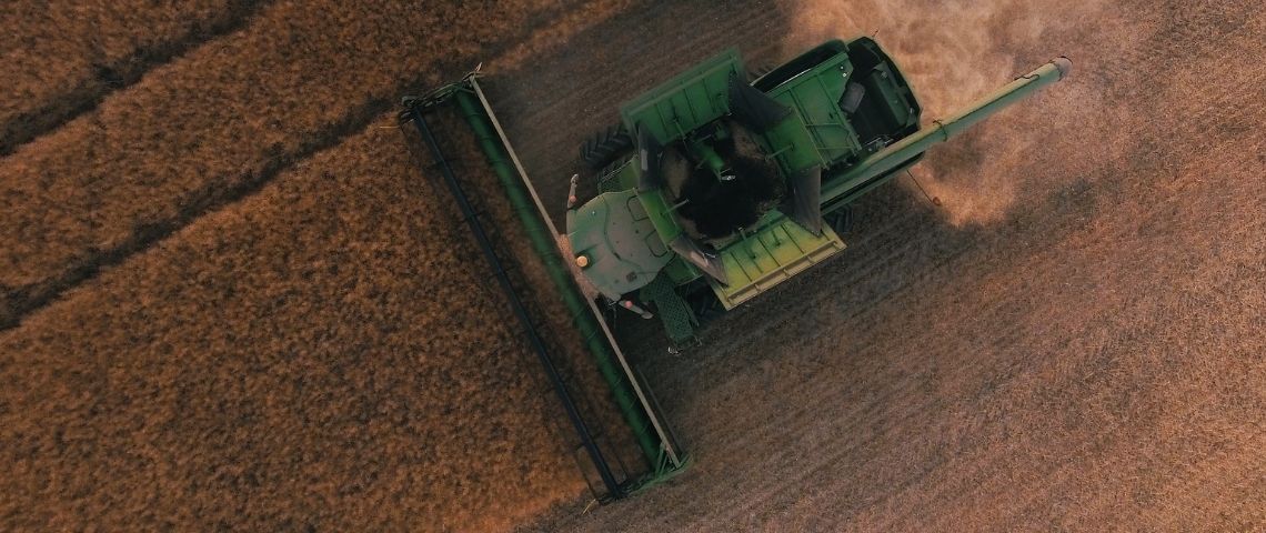 Xavier Niel ouvre une école d'agriculture Une moissonneuse dans un champs