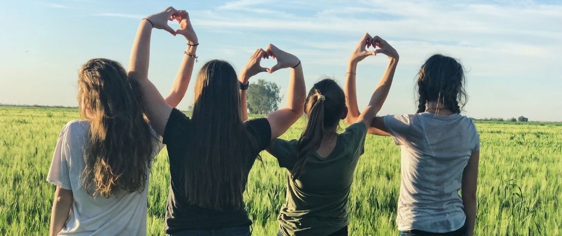 L'application de rencontre Bumble interdit le Body Shaming et en modérant les commentaires Jeunes filles de dos faisaint des coeurs avec leurs mains