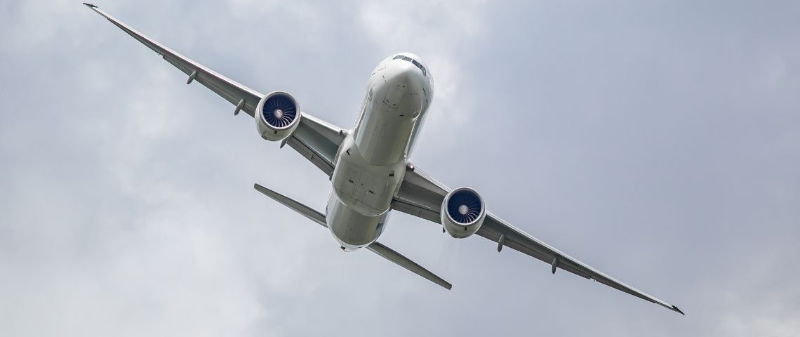 Boeing promet des avions qui volent uniquement avec des biocarburants d’ici 2030 Un avion dans le ciel