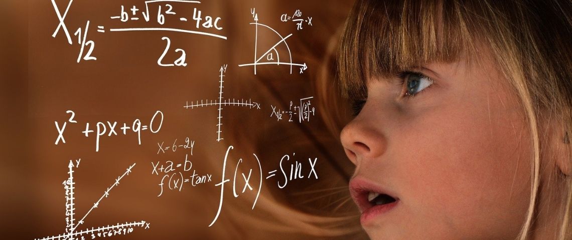 Le CDEFI lance l'opération « Ingénieuses » 2021, pour promouvoir la place des femmes dans le secteur de l’ingénierie Jeune fille regardant un tableau avec des formules mathématiques