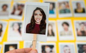 Une photo d'identité d'une femme ressort sur un tas de Des photos d'identité