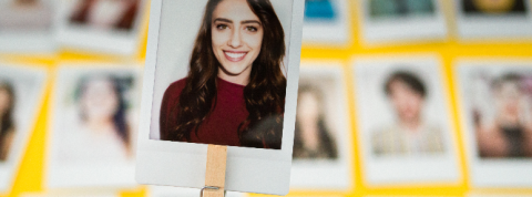 Les algorithmes recrutent en masse (et on sait mal les évaluer) Une photo d'identité d'une femme ressort sur un tas de Des photos d'identité